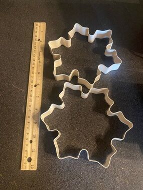 White Metal Snowflake Cookie Cutter Set